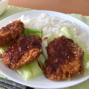 香草パン粉のヒレカツにデミグラスソースを添えて